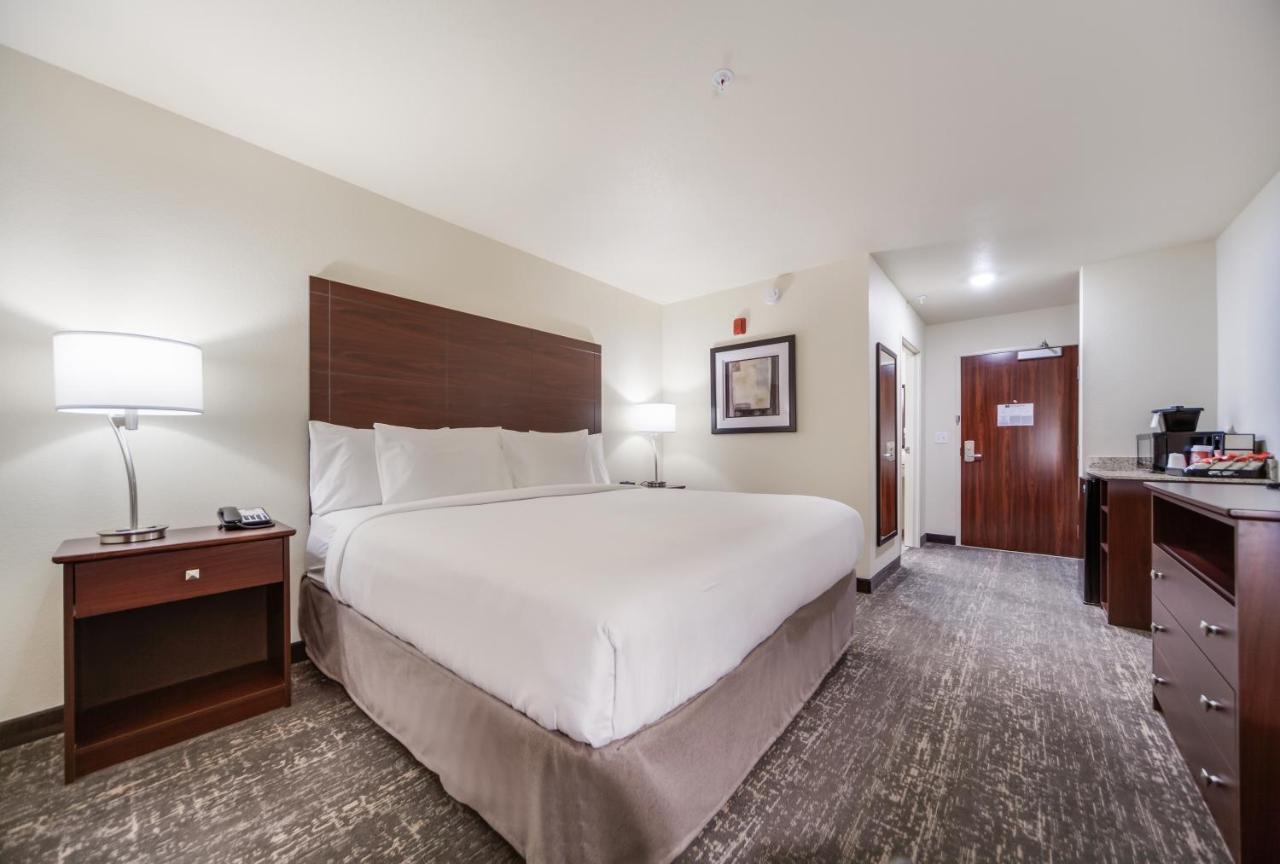 Cobblestone Inn & Suites-Fremont Екстериор снимка