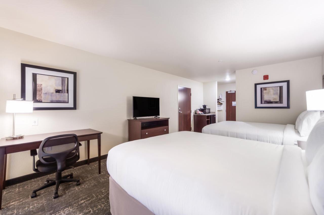 Cobblestone Inn & Suites-Fremont Екстериор снимка