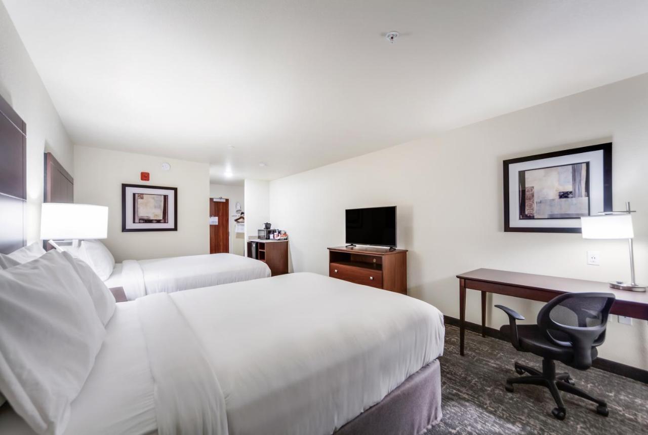 Cobblestone Inn & Suites-Fremont Екстериор снимка