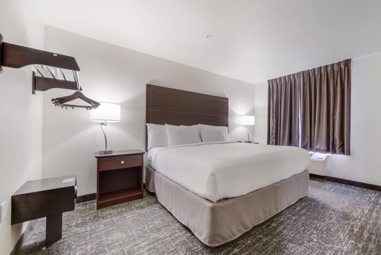Cobblestone Inn & Suites-Fremont Екстериор снимка