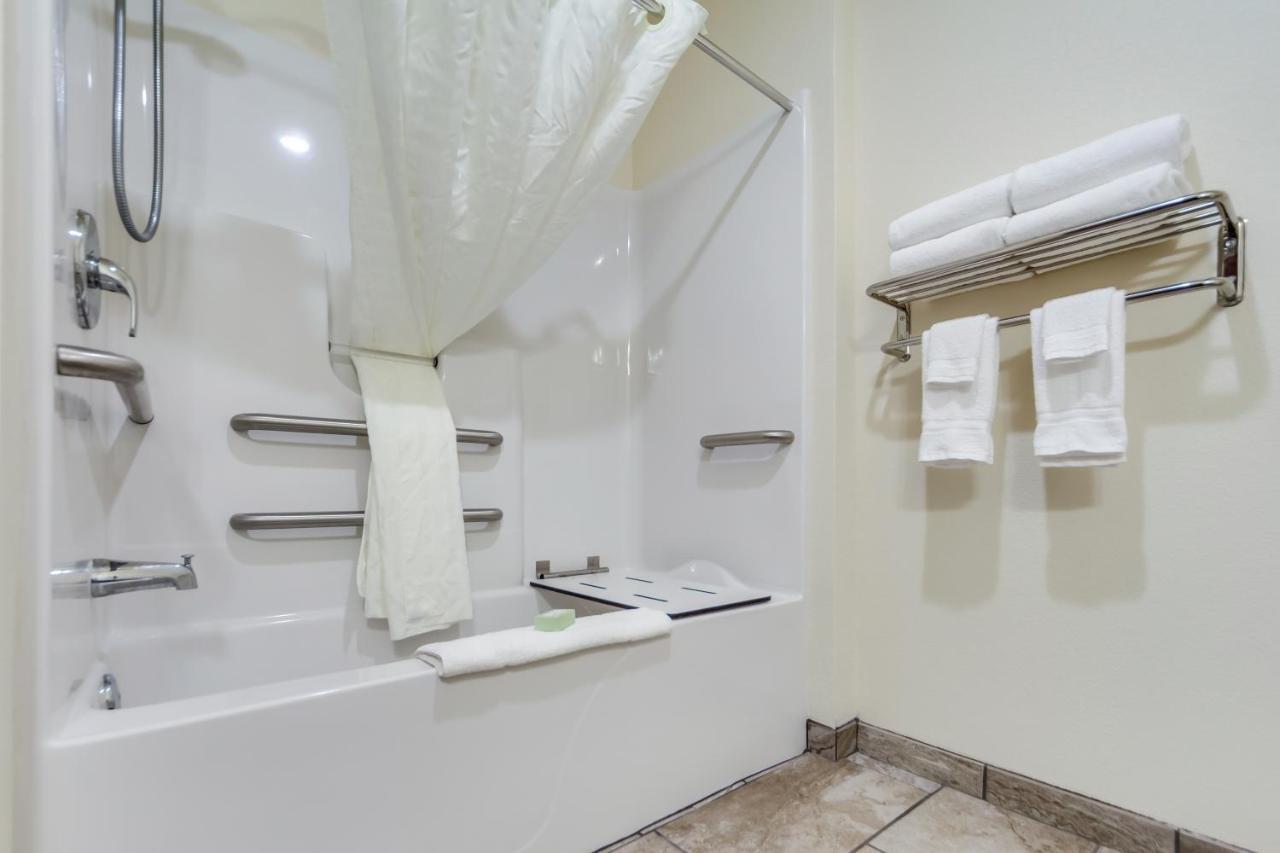 Cobblestone Inn & Suites-Fremont Екстериор снимка