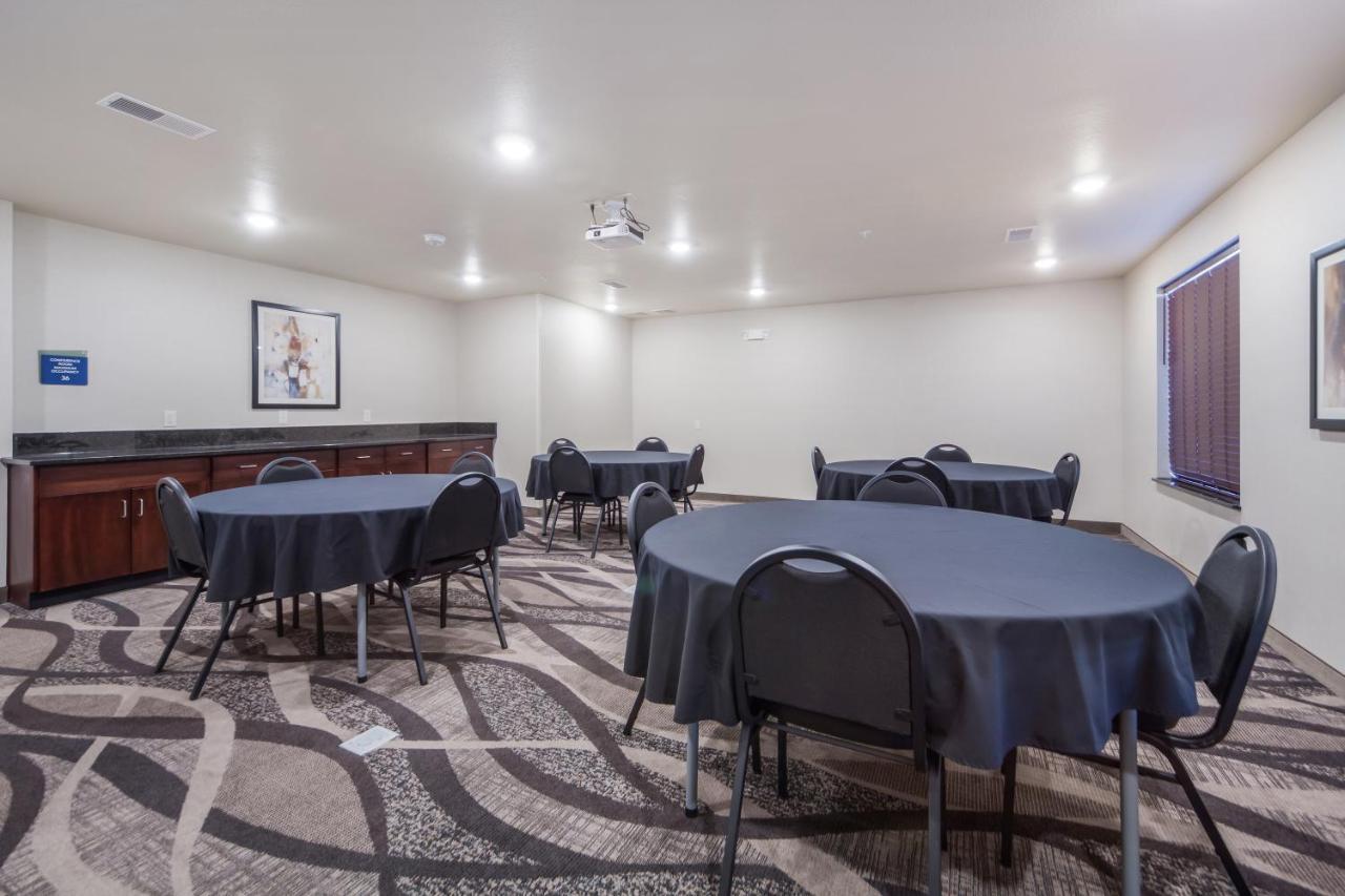 Cobblestone Inn & Suites-Fremont Екстериор снимка
