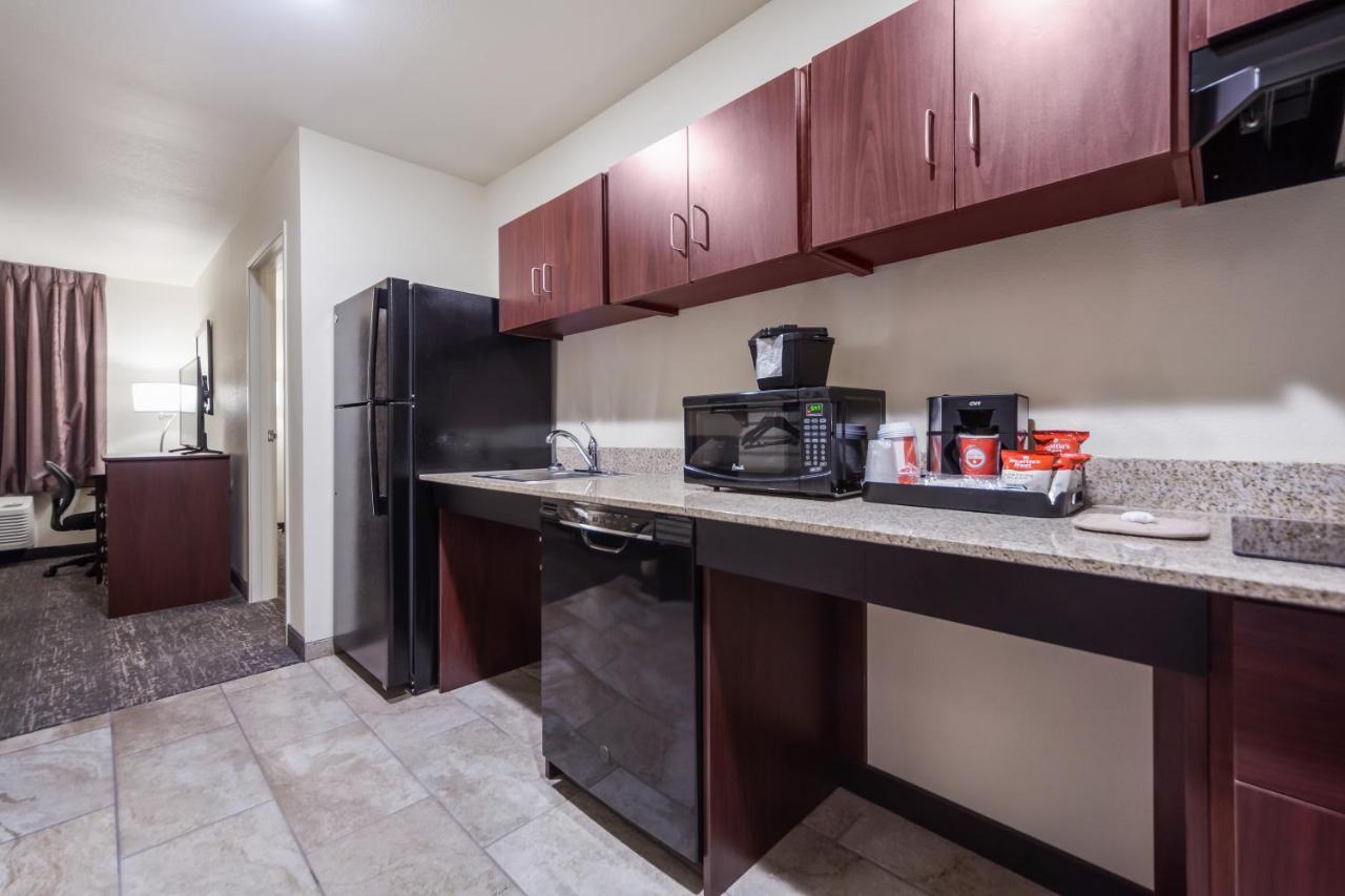 Cobblestone Inn & Suites-Fremont Екстериор снимка