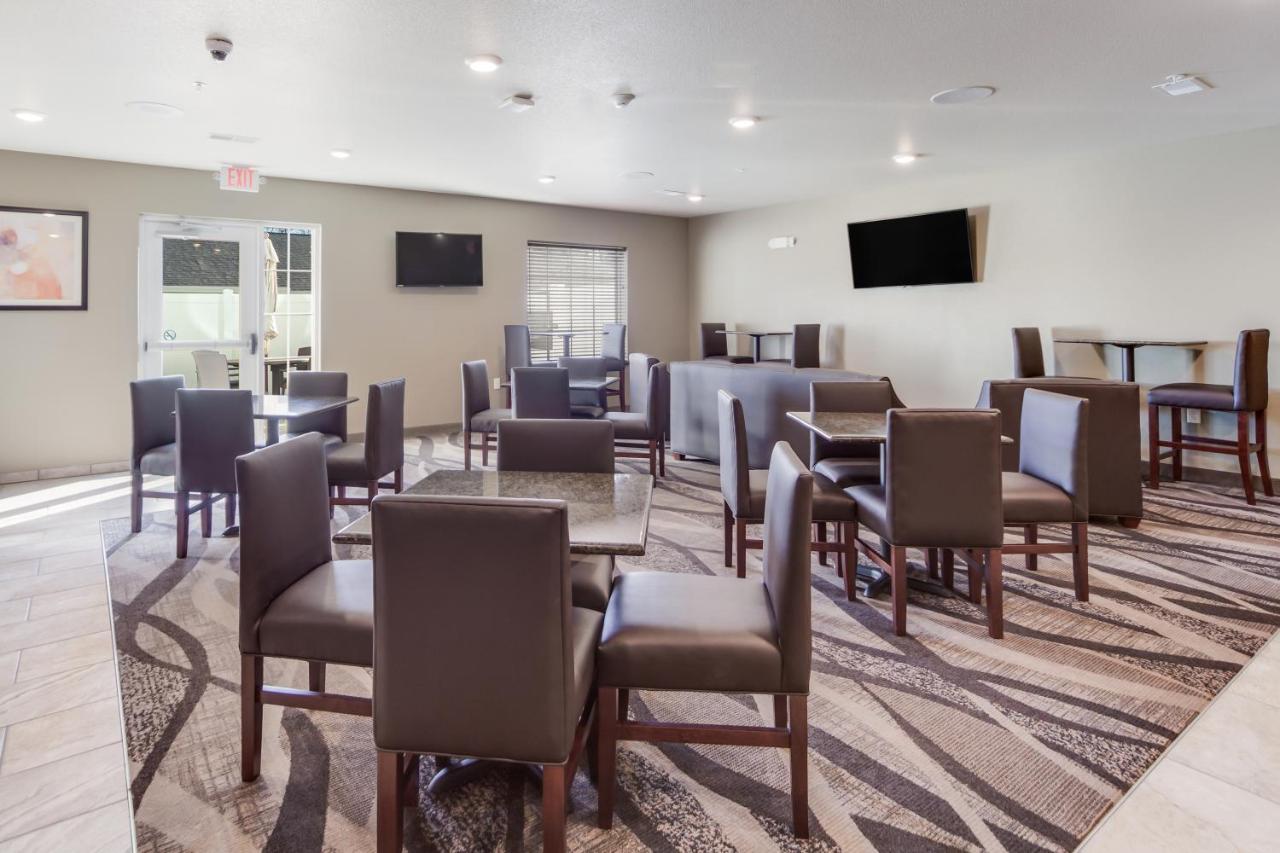 Cobblestone Inn & Suites-Fremont Екстериор снимка