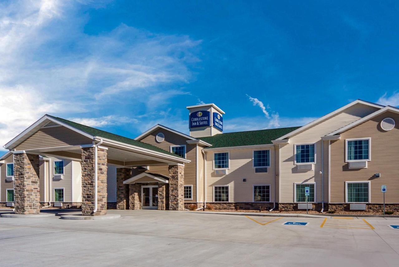 Cobblestone Inn & Suites-Fremont Екстериор снимка