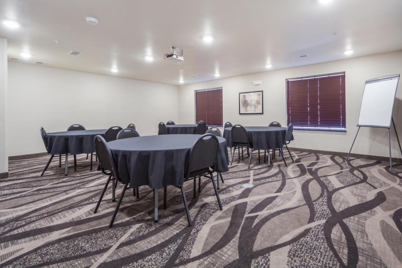 Cobblestone Inn & Suites-Fremont Екстериор снимка