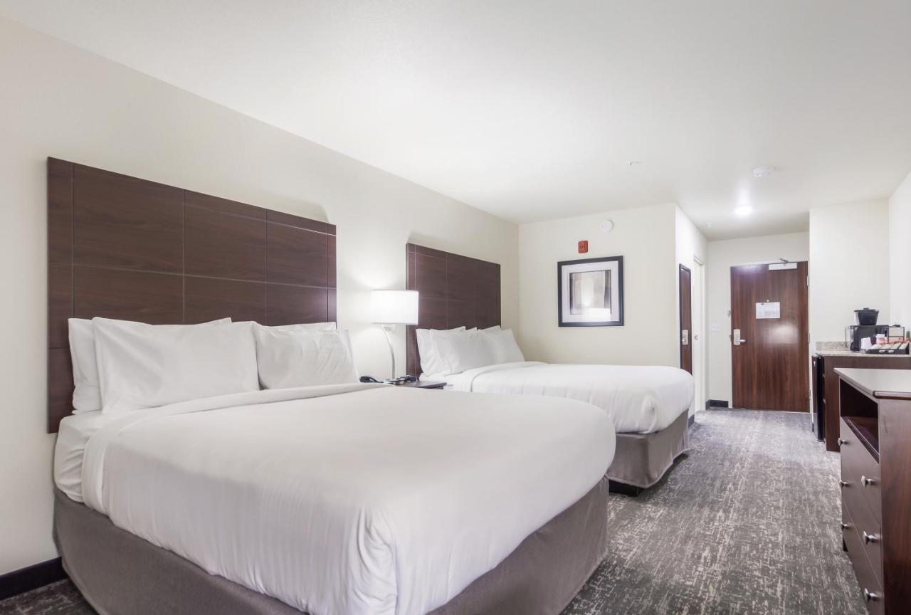 Cobblestone Inn & Suites-Fremont Екстериор снимка