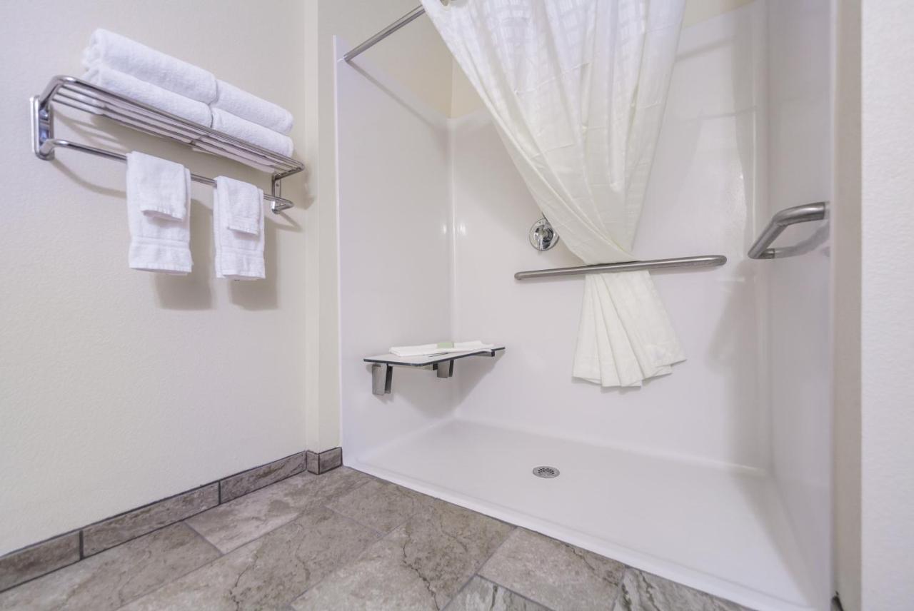 Cobblestone Inn & Suites-Fremont Екстериор снимка