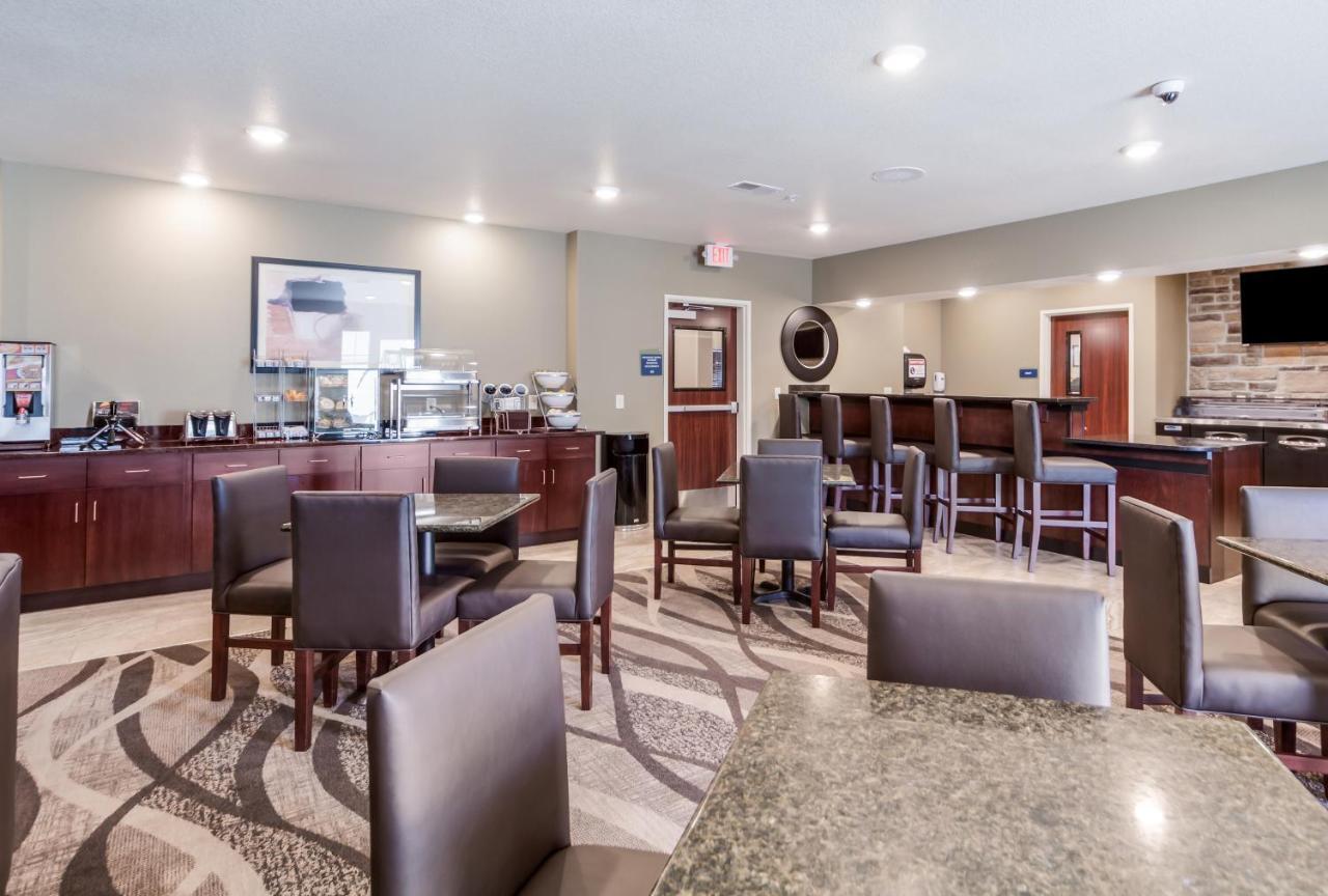 Cobblestone Inn & Suites-Fremont Екстериор снимка