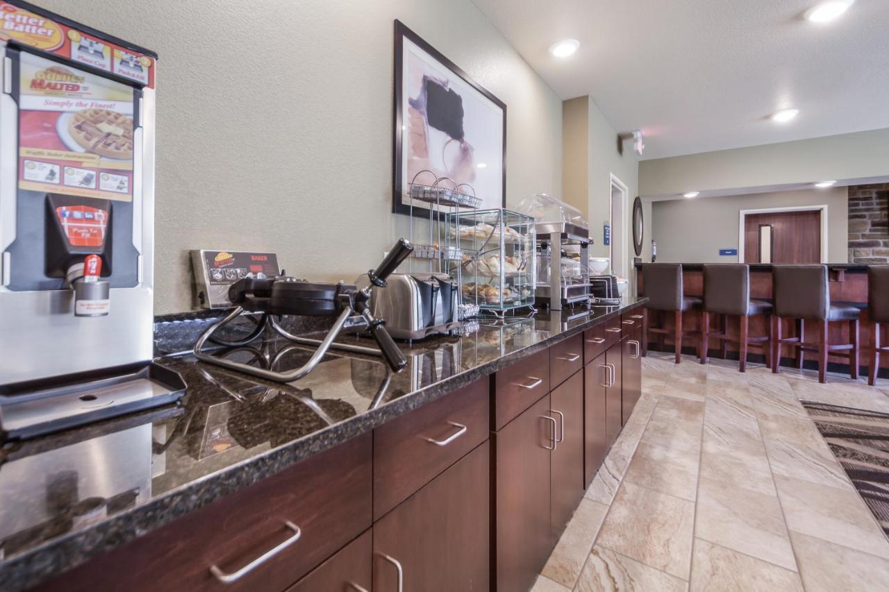 Cobblestone Inn & Suites-Fremont Екстериор снимка