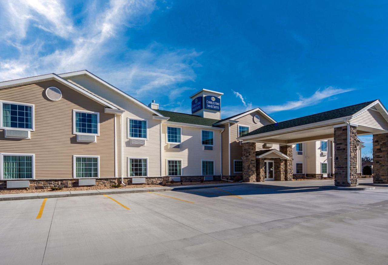 Cobblestone Inn & Suites-Fremont Екстериор снимка