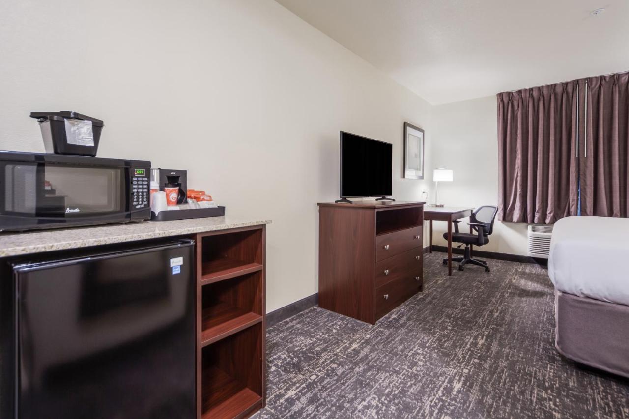 Cobblestone Inn & Suites-Fremont Екстериор снимка