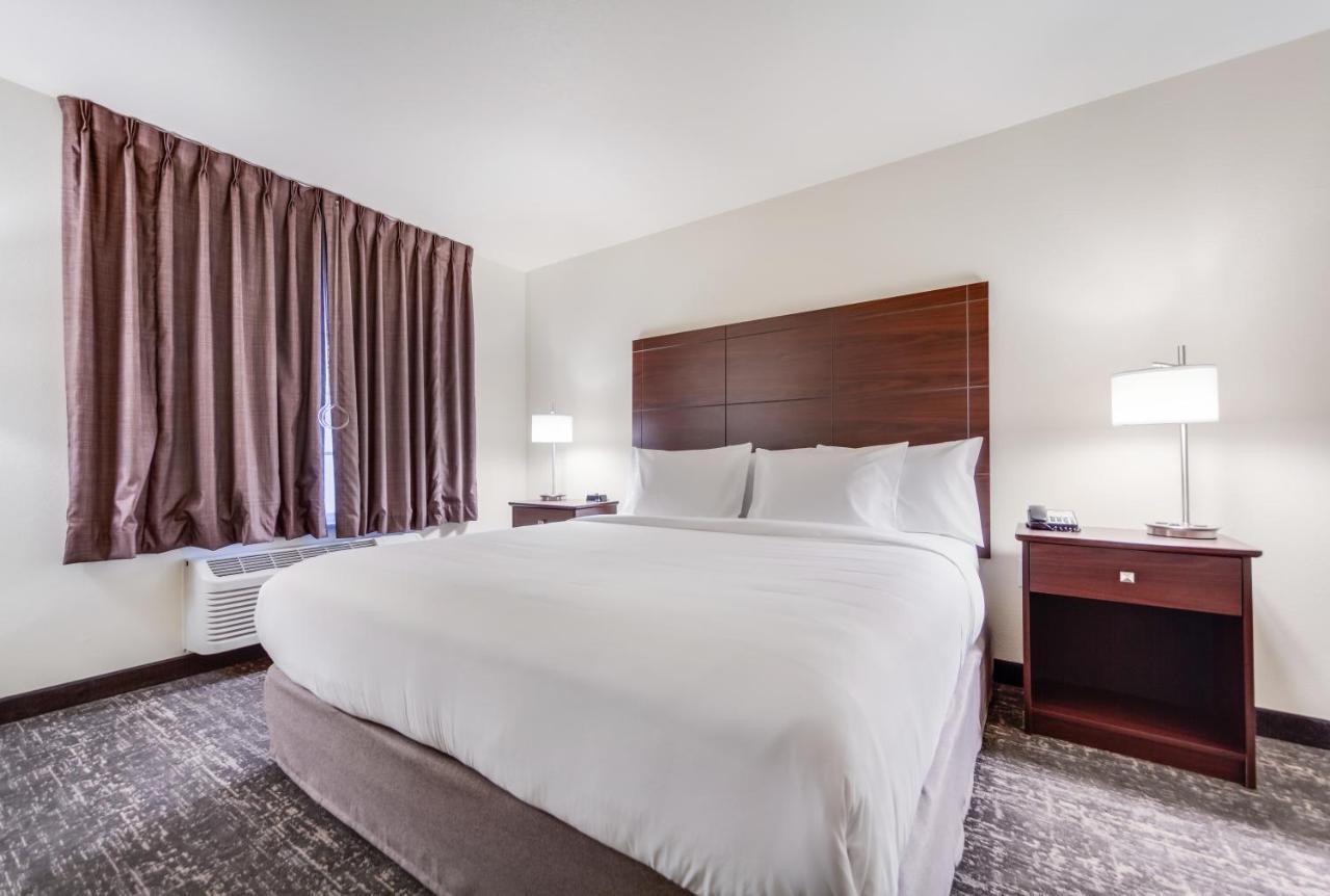 Cobblestone Inn & Suites-Fremont Екстериор снимка