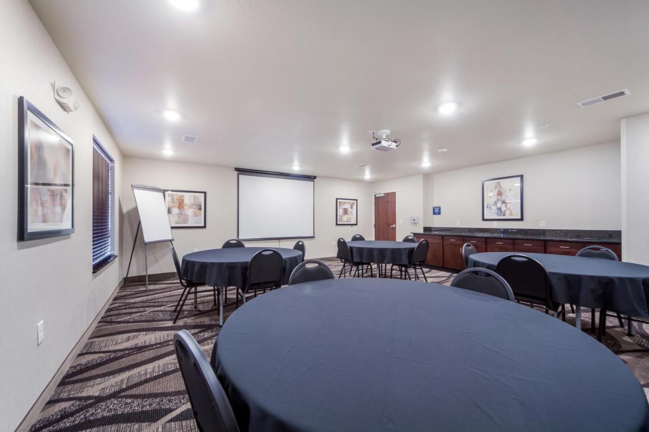 Cobblestone Inn & Suites-Fremont Екстериор снимка