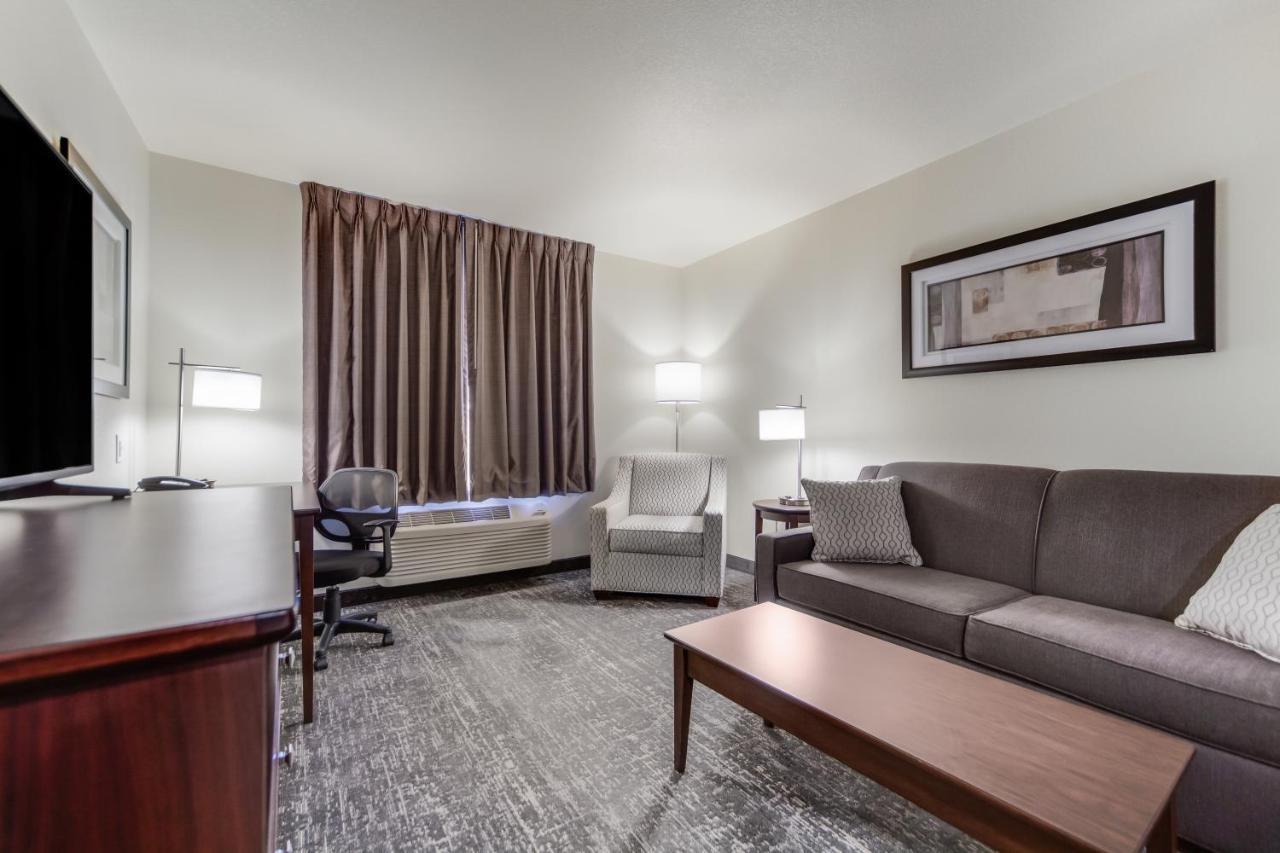 Cobblestone Inn & Suites-Fremont Екстериор снимка