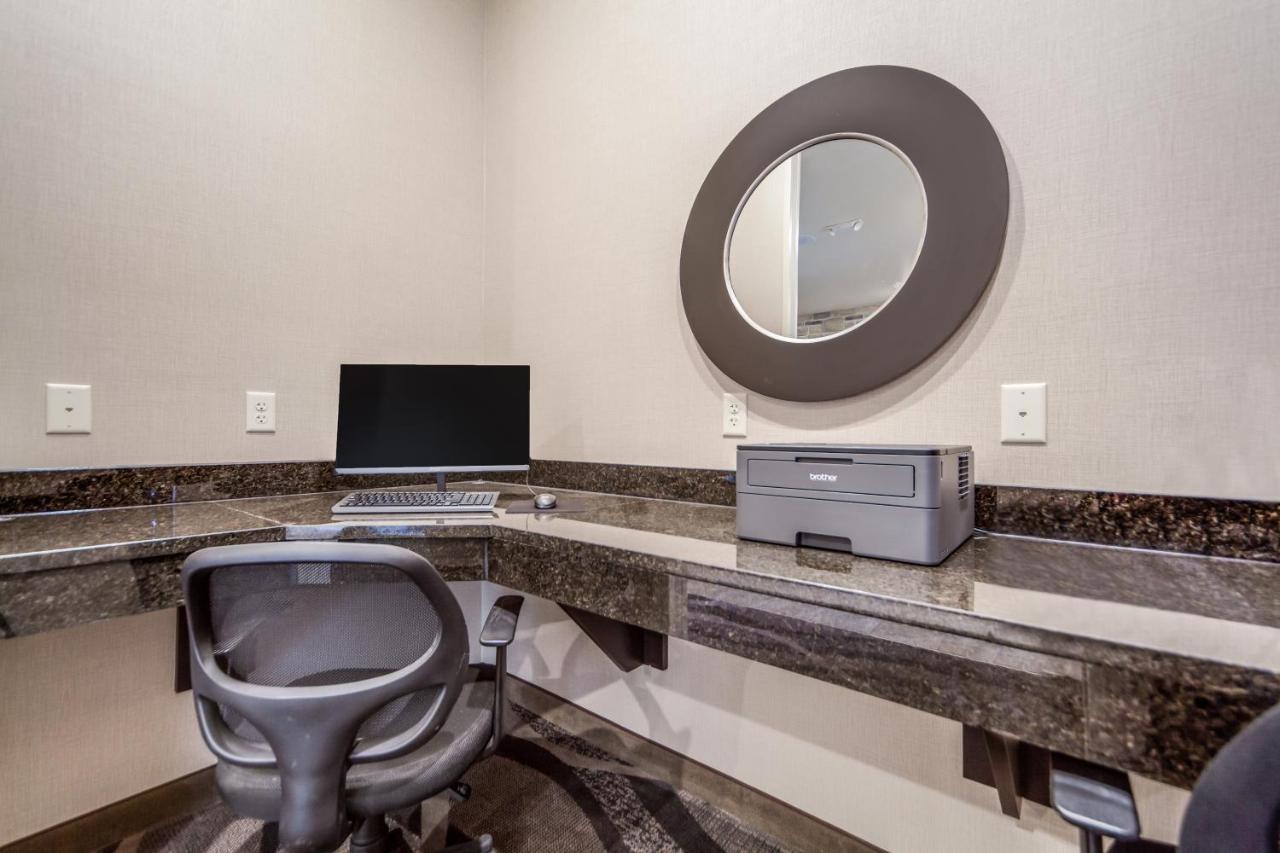 Cobblestone Inn & Suites-Fremont Екстериор снимка