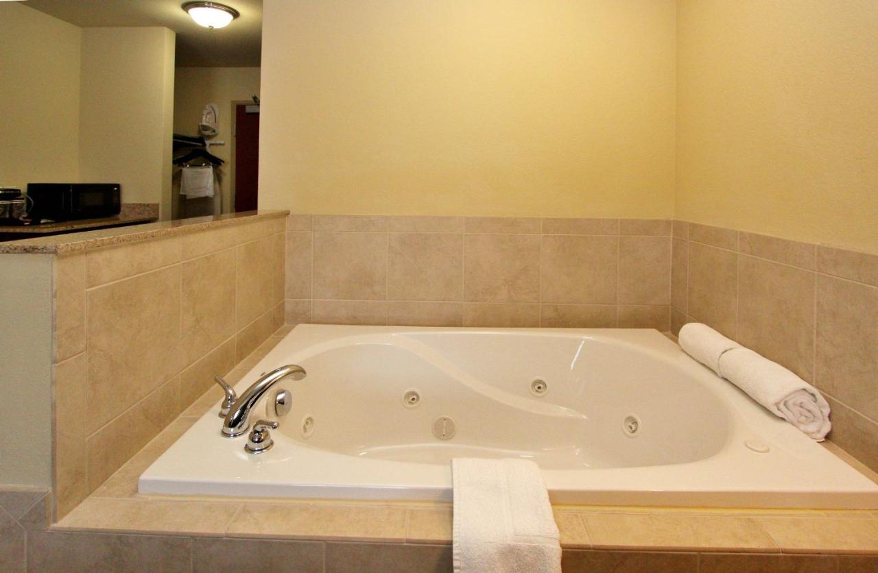 Cobblestone Inn & Suites-Fremont Екстериор снимка