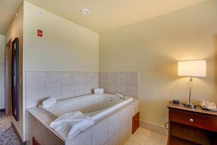 Cobblestone Inn & Suites-Fremont Екстериор снимка